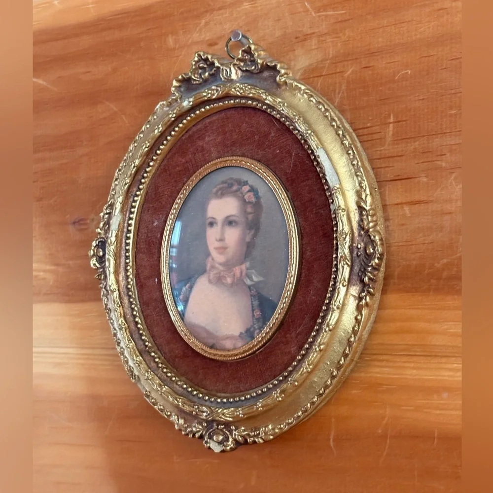 Vintage Gold Ornate Oval Frame Cameo Creation.